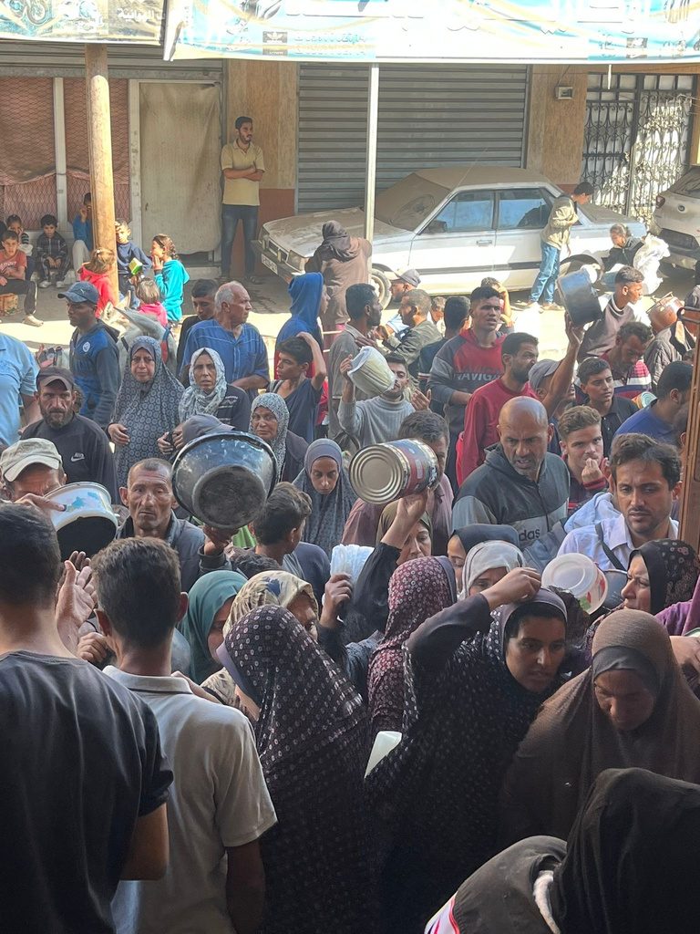 Warga Gaza beratur menunggu agihan makanan panas MVM