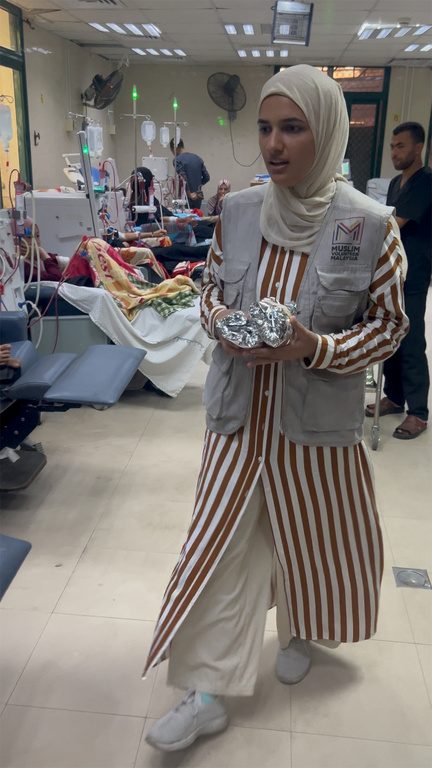 Sukarelawan MVM mengagihkan makanan kepada pesakit di wad hospital
