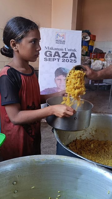 Kanak-kanak perempuan menerima makanan panas