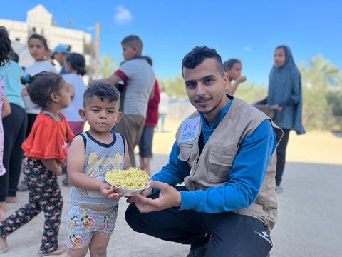 Sukarelawan bersama kanak-kanak Gaza
